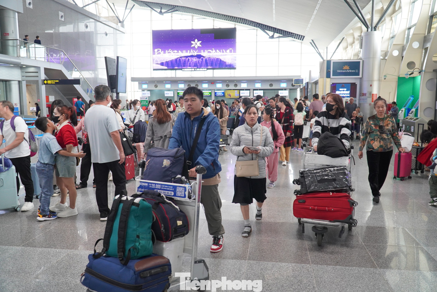 Chị Nguyễn Thị Nga (quận Sơn Trà, TP. Đà Nẵng) cho hay 28 tháng Chạp mới thu xếp xong công việc để về quê ăn Tết cùng bố mẹ. Vì nghỉ muộn nên hai vợ chồng chị xin công ty đi làm muộn một ngày để có thêm thời gian với gia đình.