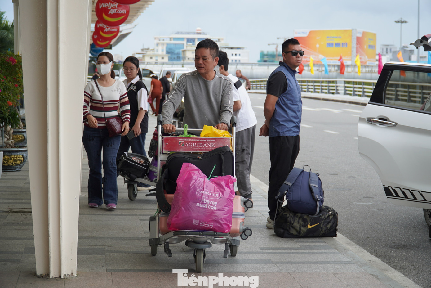 Hành khách liên tục đổ về nêm chặt khu vực chờ làm thủ tục.