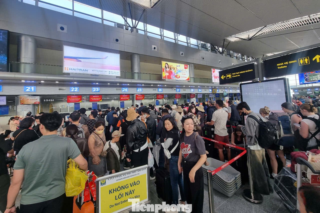 Nhà ga T1 sân bay Đà Nẵng nêm chặt người. Theo Sở Du lịch TP. Đà Nẵng, tổng lượng khách tham quan, du lịch Đà Nẵng trong dịp Tết Nguyên đán đạt hơn 469.000 lượt, tăng gần 17% so với cùng kỳ năm ngoái; khách nội địa ước đạt hơn 241.000 lượt.