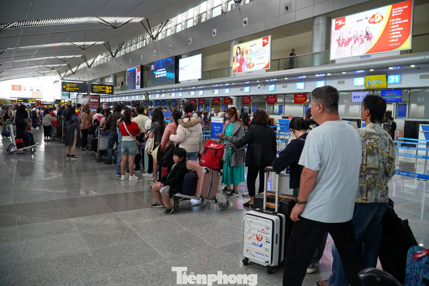 Khách xếp hàng dài chờ tới lượt vào làm thủ tục lên máy bay trưa mùng 6 Tết.