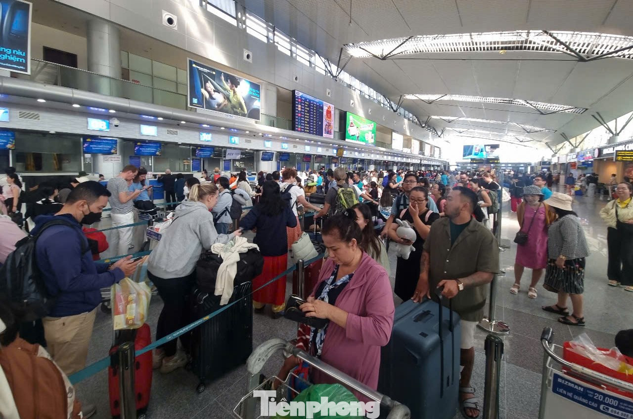 Nhà ga T1 sân bay Đà Nẵng nêm chặt người. Theo Sở Du lịch TP. Đà Nẵng, tổng lượng khách tham quan, du lịch Đà Nẵng trong dịp Tết Nguyên đán đạt hơn 469.000 lượt, tăng gần 17% so với cùng kỳ năm ngoái; khách nội địa ước đạt hơn 241.000 lượt.