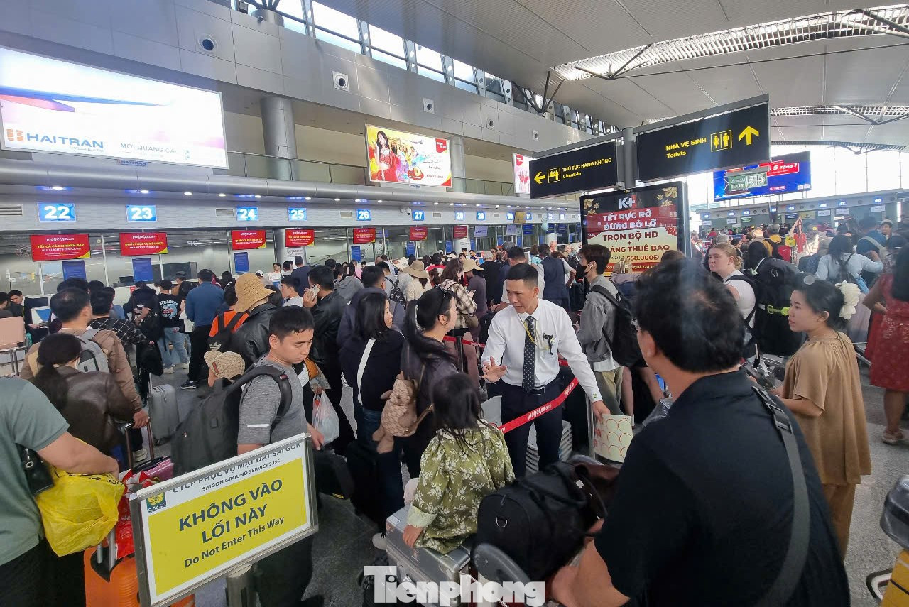 Do lượng khách quá đông, nhân viên tại sân bay và các hãng hàng không liên tục phân luồng, hướng dẫn lối đi, hỗ trợ du khách làm thủ tục. Anh Mai Văn Minh (Quảng Nam) chia sẻ: "Hôm nay cả nhà tôi đã tới sớm hai tiếng vì đoán sân bay cũng đông, làm thủ tục sẽ lâu hơn. Rất may cả nhà được nhân viên sân bay hỗ trợ nên không phải chờ quá lâu".