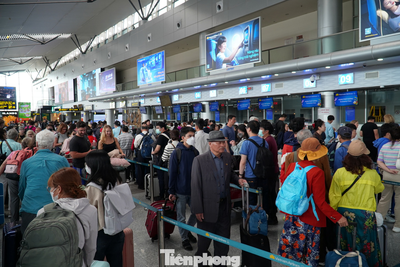 Khách đông kín trước khu vực làm thủ tục. Ảnh: Thanh Hiền.