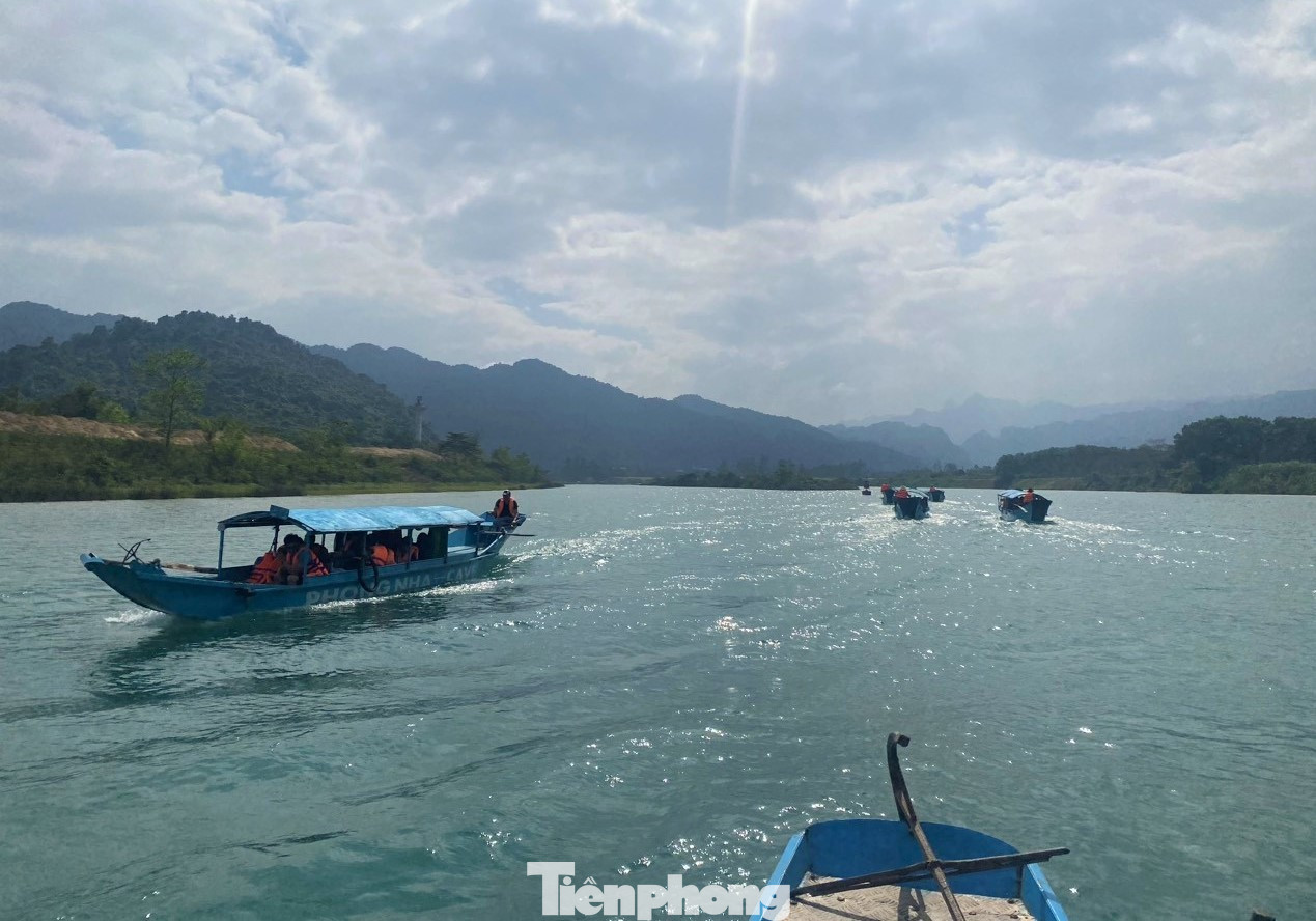 Hai bên sông là núi đá vôi. Thời tiết Quảng Bình những ngày này khô ráo, có nắng ấm, rất thích hợp du ngoạn cảnh quan.