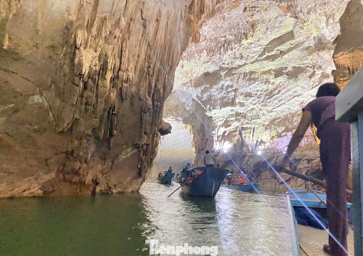 Dù đi lần đầu hay nhiều lần, thì du khách cũng không khỏi trầm trồ trước vẻ đẹp của tạo hóa. Khi vào động, người lái thuyền sẽ tắt máy và chèo bằng tay trên đoạn sông dài hơn 1km.