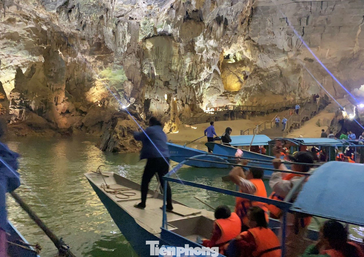 Thuyền chở khách tham quan tấp nập trong động Phong Nha. Động này dài hơn 7.700m, có 14 hang và dòng sông ngầm dài gần 14.000m. Các thạch nhũ trong động trải qua hàng triệu năm kiến tạo từ đá vôi dạng karst, bị nước mưa thẩm thấu, hòa tan và chảy xuống tạo thành những nhũ đá vô cùng lạ mắt như hình sư tử, hình ngai vàng, hình Đức Phật...