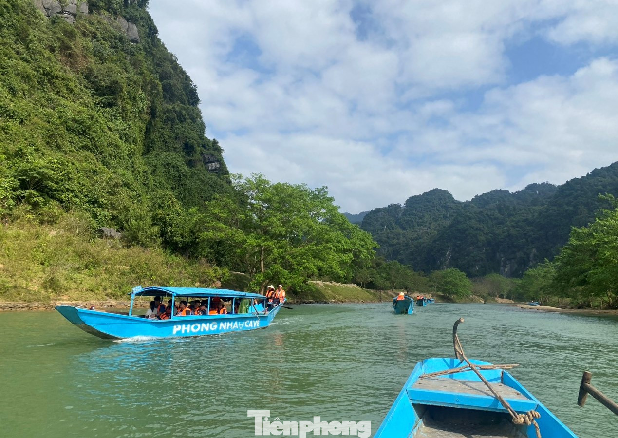 Thuyền nối nhau đi trên sông Son. Mỗi thuyền chỉ chở được tối đa 12 người nên nhiều thời điểm, du khách phải đứng chờ đợi khá lâu mới được lên thuyền. (Ảnh: Thanh Trần).