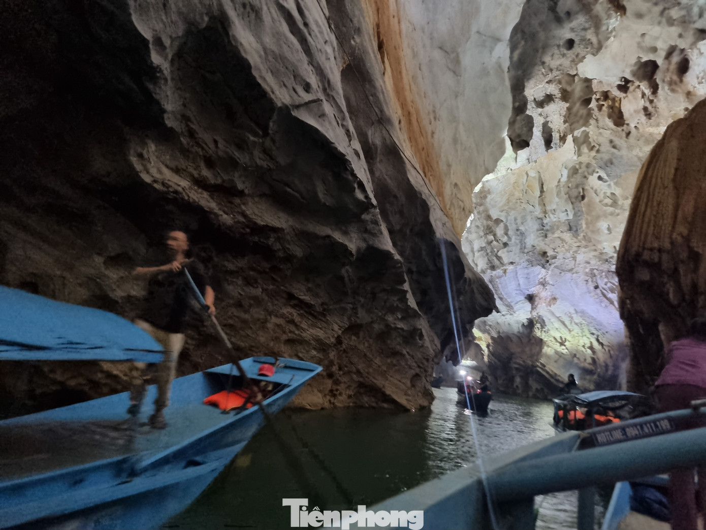 Thuyền chở khách tham quan tấp nập trong động Phong Nha. Động này dài hơn 7.700m, có 14 hang và dòng sông ngầm dài gần 14.000m. Các thạch nhũ trong động trải qua hàng triệu năm kiến tạo từ đá vôi dạng karst, bị nước mưa thẩm thấu, hòa tan và chảy xuống tạo thành những nhũ đá vô cùng lạ mắt như hình sư tử, hình ngai vàng, hình Đức Phật...