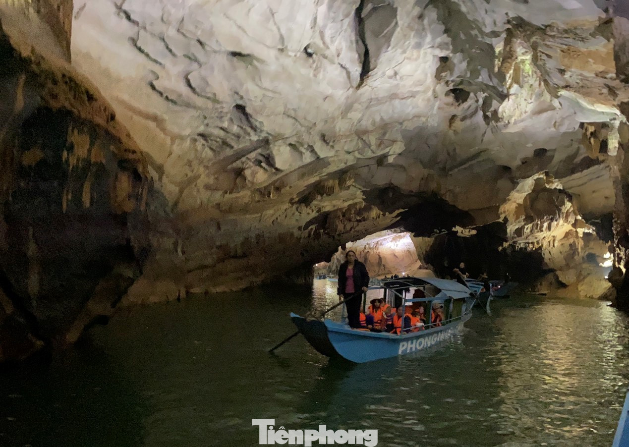 So với động Thiên Đường cách đó khoảng 20km, nhiều người thích khám phá động Phong Nha hơn vì vừa được đi trên dòng sông trong động, vừa được đi bộ.