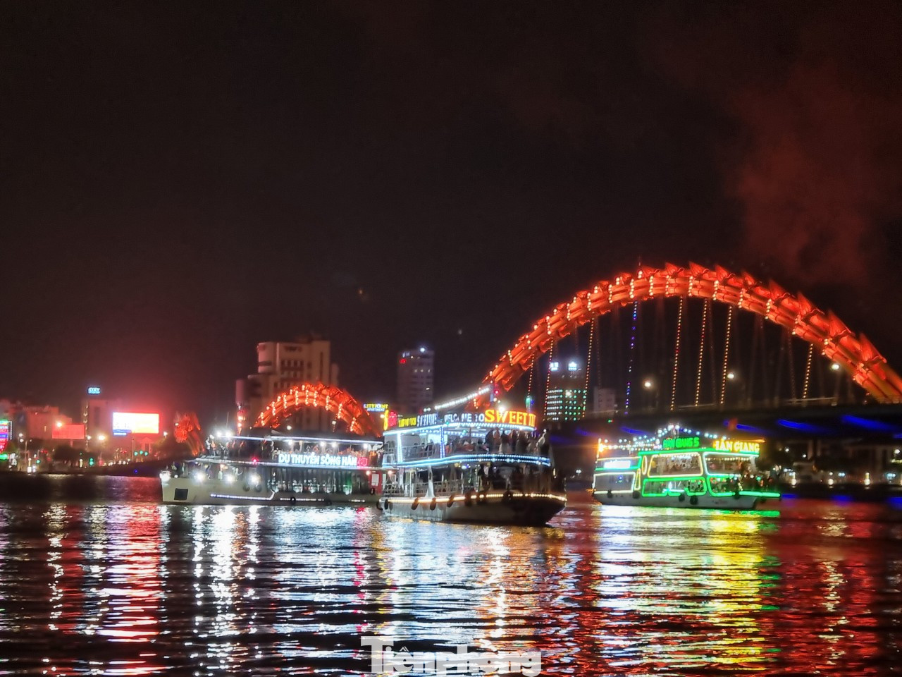 Ngoài ra, số lượng người dân và du khách tham gia trải nghiệm du ngoạn Sông Hàn cũng khá cao, hơn 21.000 lượt. Tổng thu du lịch dịp Tết khoảng 1.580 tỷ đồng.