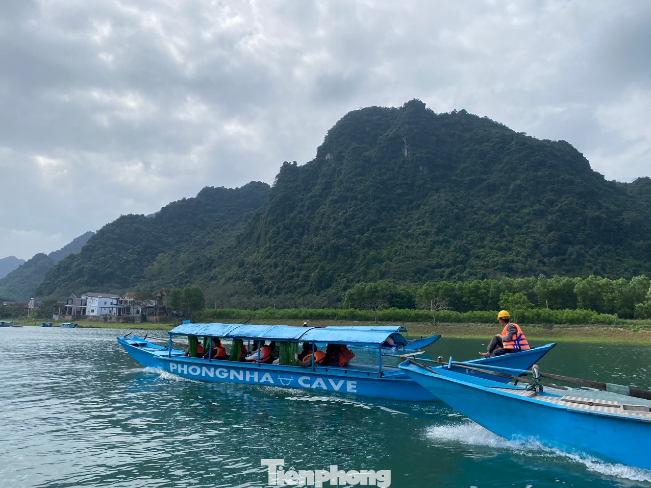 Hai bên sông là núi đá vôi. Thời tiết Quảng Bình những ngày này khô ráo, có nắng ấm, rất thích hợp du ngoạn cảnh quan.