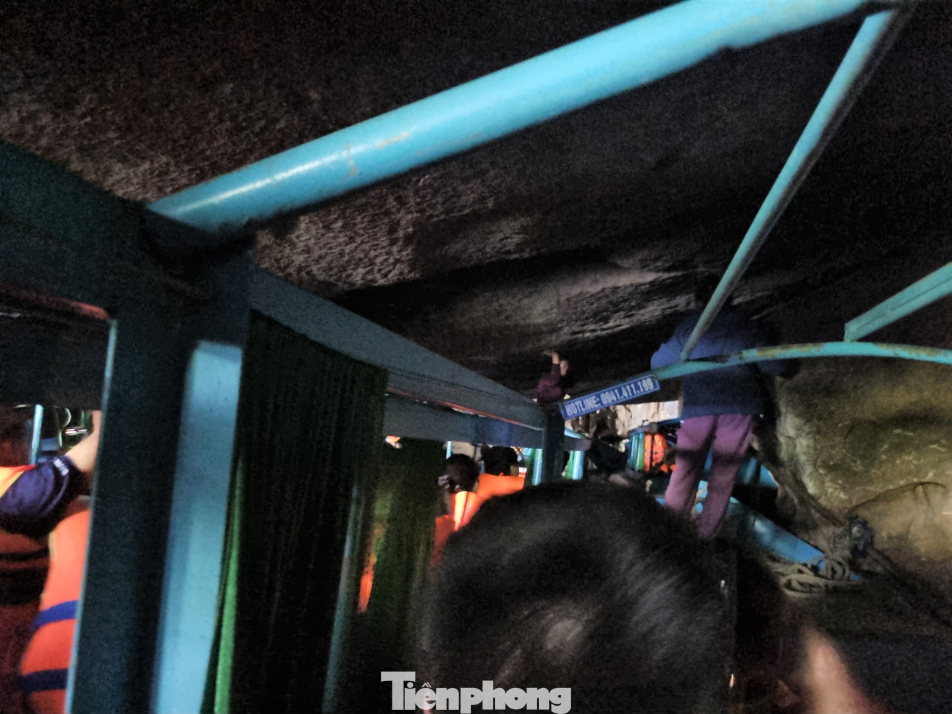 Người lái thuyền phải leo lên trên dùng tay chống vào vách hang để đẩy thuyền di chuyển do các thuyền bên ngoài ép sát.