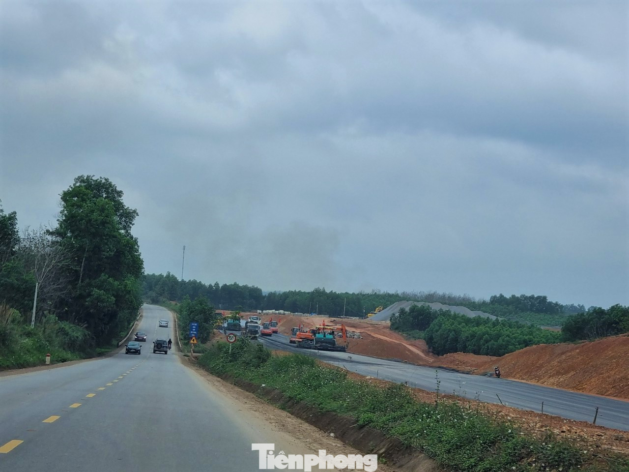 Đường Hồ Chí Minh từ Quảng Bình tới điểm nối vào cao tốc Cam Lộ (tỉnh Quảng Trị) dài hơn 100 km, rất thuận lợi cho những xe di chuyển vào các tỉnh phía Nam. Trong ảnh: Một đoạn đường cao tốc đang được thi công song song với đường Hồ Chí Minh.