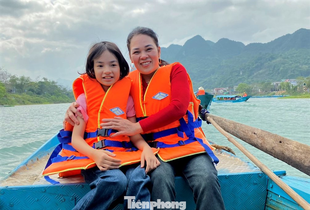 Chị Nguyễn Thị Xuân (quê Quảng Trị) chia sẻ rất vui trước không khí nhộn nhịp đầu xuân khi đi thăm động Phong Nha. "Tôi đã lên kế hoạch đi Phong Nha từ trước nhưng vẫn lo Tết sẽ mưa, lạnh, không ngờ lần này lại được ông trời ủng hộ. Ra đây thấy dòng người tấp nập, vui tươi, mình cũng phấn chấn hơn hẳn", chị nói.