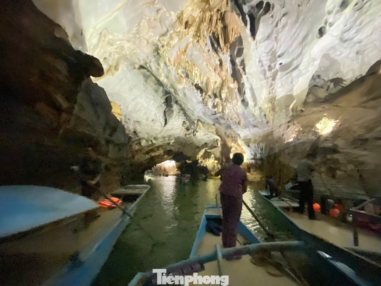 Thuyền chở khách tham quan tấp nập trong động Phong Nha. Động này dài hơn 7.700m, có 14 hang và dòng sông ngầm dài gần 14.000m. Các thạch nhũ trong động trải qua hàng triệu năm kiến tạo từ đá vôi dạng karst, bị nước mưa thẩm thấu, hòa tan và chảy xuống tạo thành những nhũ đá vô cùng lạ mắt như hình sư tử, hình ngai vàng, hình Đức Phật...