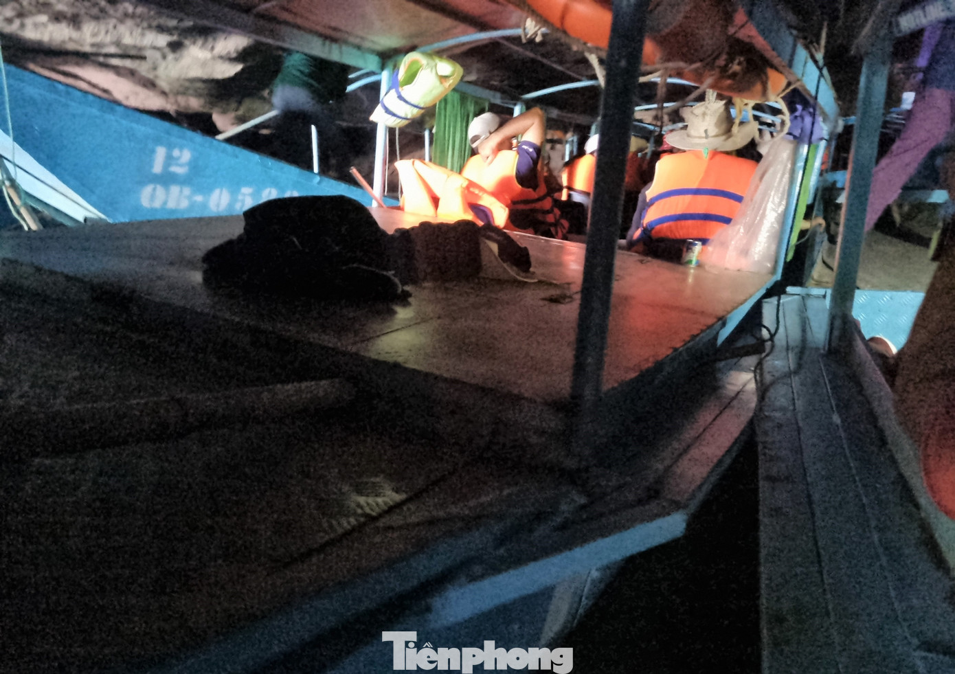 Thuyền chen chúc, mạn cập vào nhau, ùn tắc ngay khúc động tối.