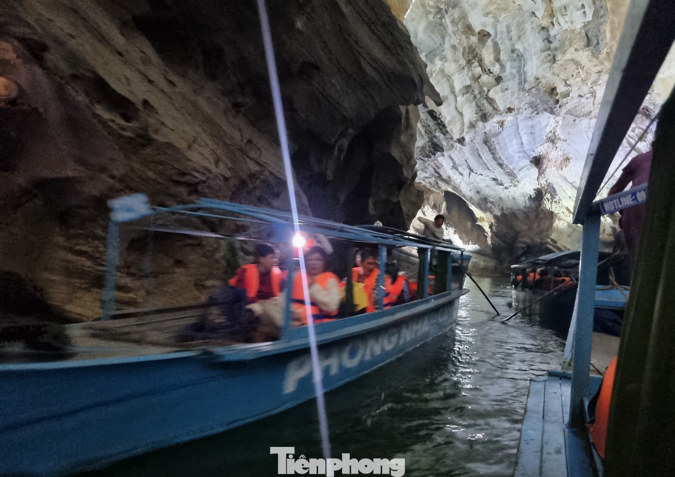 Thuyền chở khách tham quan tấp nập trong động Phong Nha. Động này dài hơn 7.700m, có 14 hang và dòng sông ngầm dài gần 14.000m. Các thạch nhũ trong động trải qua hàng triệu năm kiến tạo từ đá vôi dạng karst, bị nước mưa thẩm thấu, hòa tan và chảy xuống tạo thành những nhũ đá vô cùng lạ mắt như hình sư tử, hình ngai vàng, hình Đức Phật...