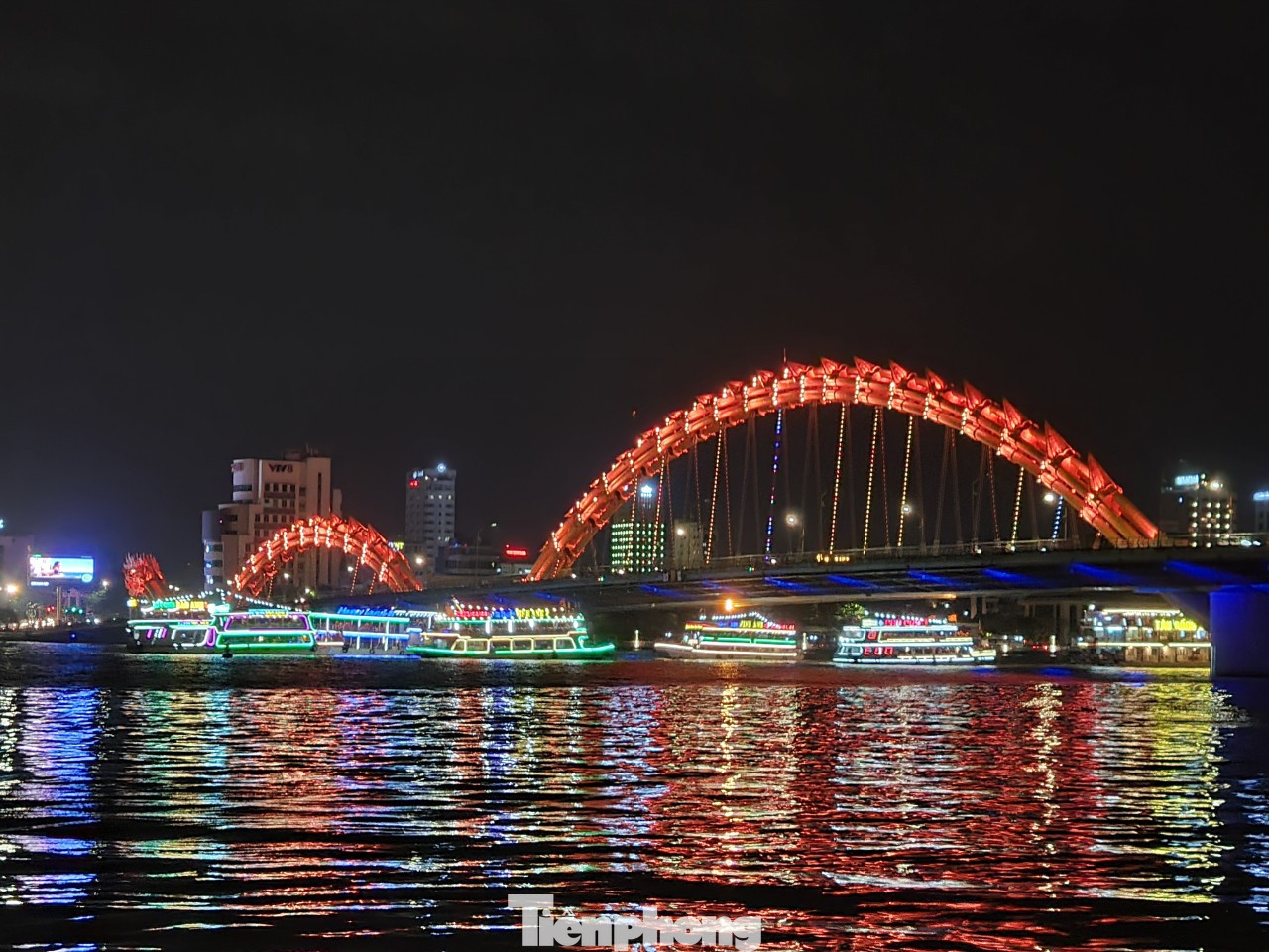 Ngoài ra, số lượng người dân và du khách tham gia trải nghiệm du ngoạn Sông Hàn cũng khá cao, hơn 21.000 lượt. Tổng thu du lịch dịp Tết khoảng 1.580 tỷ đồng.