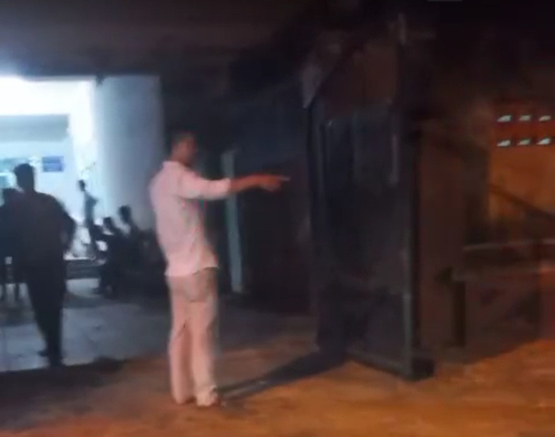 Nhân viên trung tâm gây khó dễ không cho xe cứu thương 0 đồng vào chở thi thể.