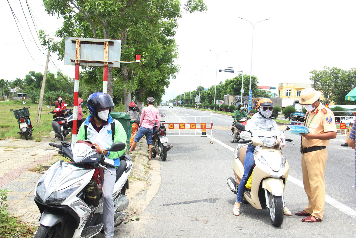 Anh Nguyễn Văn Doanh (xã Bình Đào, huyện Thăng Bình, tỉnh Quảng Nam) mắc kẹt lại Đà Nẵng nhiều tháng nay. Tối 24/9, sau khi đọc hướng dẫn của TP Đà Nẵng, anh đã chuẩn bị giấy xét nghiệm âm tính, giấy xác nhận cư trú tại vùng xanh và mang tới chốt. Tuy nhiên, lực lượng chức năng tại đây không cho qua vì không có xác nhận đồng ý tiếp nhận công dân trở về của địa phương nơi đến (xã Bình Đào). Anh Doanh liên hệ với địa phương, được trả lời địa phương không thể xác nhận cho anh vì chưa có công văn hay chỉ đạo nào đề cập tới việc này cả.
