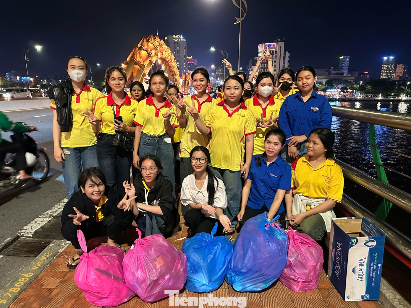 Anh Nguyễn Đình Thêm, Bí thư Đoàn trường cho hay, từ mùa pháo hoa quốc tế năm 2024, Đoàn trường đã tổ chức hoạt động nhặt rác tình nguyện. Mỗi đêm sẽ có 40 bạn, chia làm hai nhóm. Một nhóm nhặt ở khu vực từ cầu sông Hàn Đến cầu Rồng. Nhóm còn lại ở khu vực cầu Rồng đến đường Trần Hưng Đạo. Ảnh: T.H. Anh Nguyễn Đình Thêm, Bí thư Đoàn trường cho hay, từ mùa pháo hoa quốc tế năm 2024, Đoàn trường đã tổ chức hoạt động nhặt rác tình nguyện. Mỗi đêm sẽ có 40 bạn, chia làm hai nhóm. Một nhóm nhặt ở khu vực từ cầu sông Hàn Đến cầu Rồng. Nhóm còn lại ở khu vực cầu Rồng đến đường Trần Hưng Đạo. Ảnh: T.H.