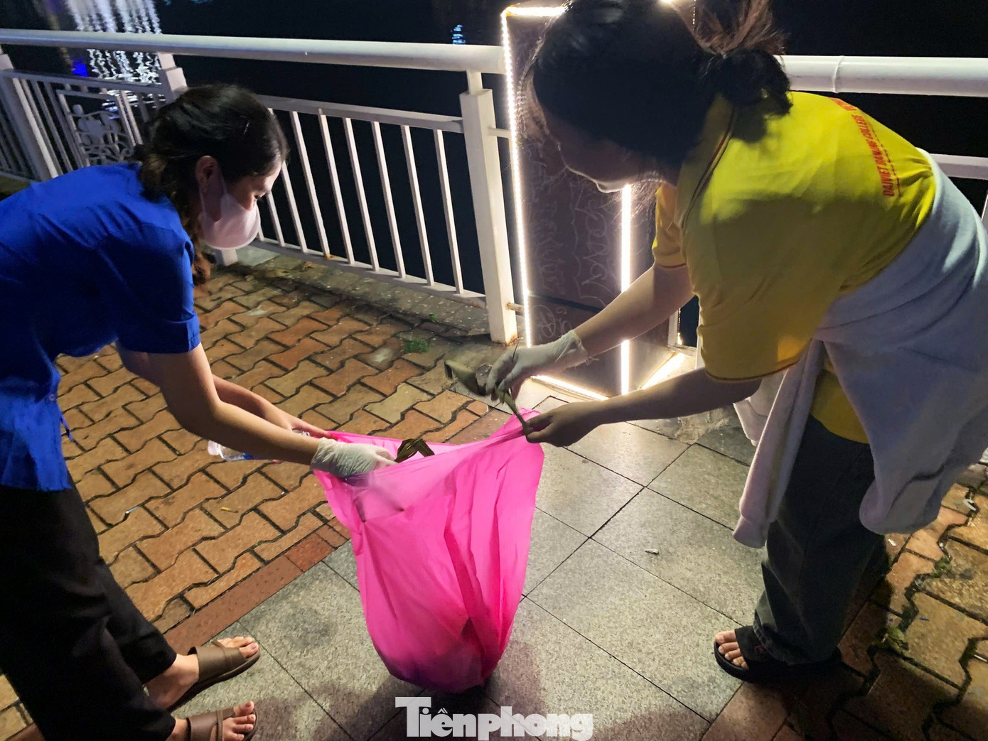 Ngay sau khi đại tiệc pháo hoa kết thúc, người dân di chuyển ra về, các bạn trẻ sẽ bắt đầu nhặt rác. Những nơi đông du khách đứng xem pháo hoa như trên cầu Rồng, cầu sông Hàn...rác rất nhiều. Ngay sau khi đại tiệc pháo hoa kết thúc, người dân di chuyển ra về, các bạn trẻ sẽ bắt đầu nhặt rác. Những nơi đông du khách đứng xem pháo hoa như trên cầu Rồng, cầu sông Hàn...rác rất nhiều.