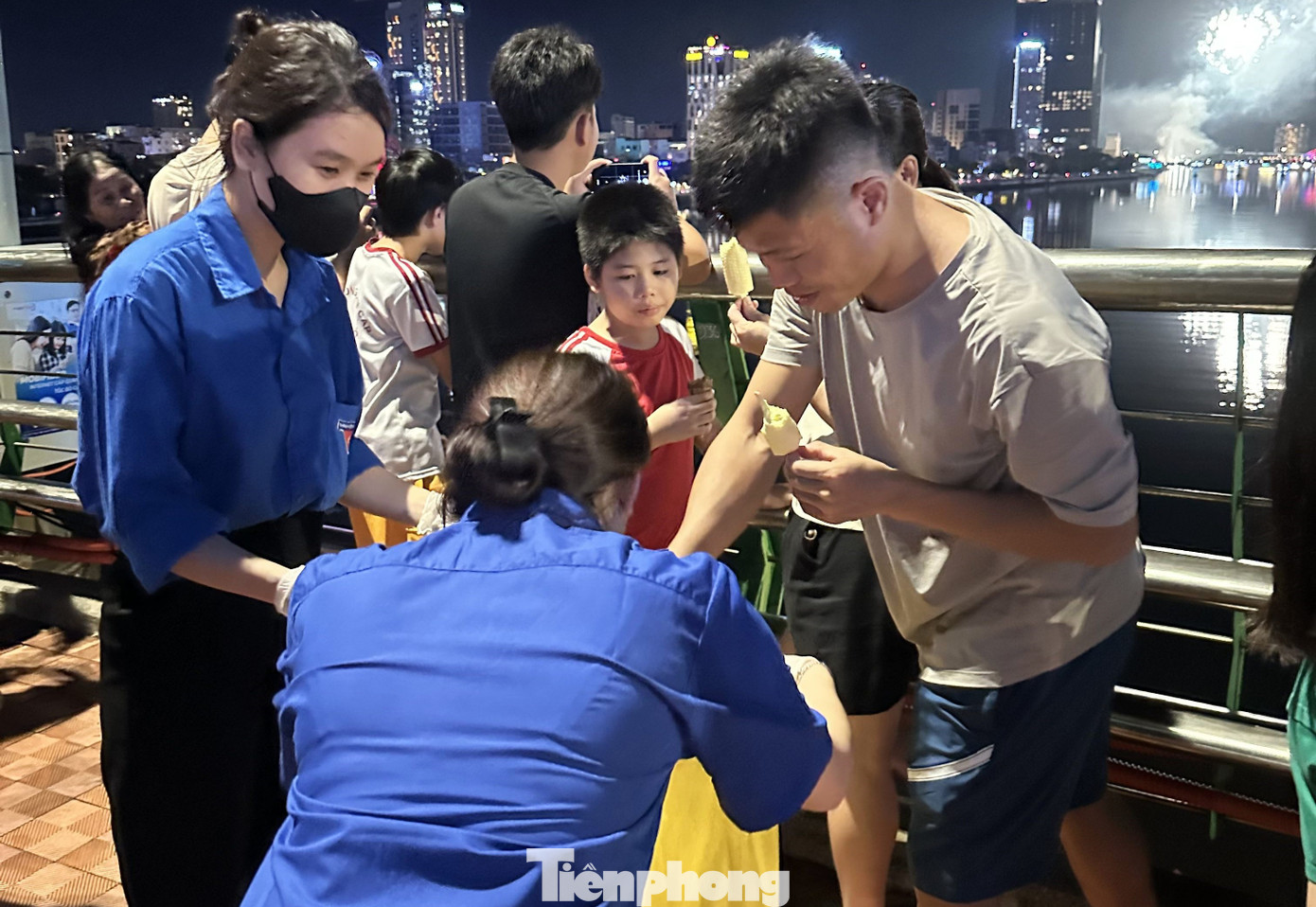 Nhiều du khách khi thấy các bạn trẻ đi nhặt rác đã chủ động giữ rác lại trên tay, mang đến bỏ vào bao chứ không xả ra mặt đất. Không ít du khách khác đã chủ động nhặt rác xung quanh nơi mình đứng để cùng làm sạch môi trường với các bạn trẻ. "Thấy các bạn tình nguyện nhặt rác tôi rất cảm kích và biết ơn, nhờ các bạn mà chúng ta có một môi trường sạch đẹp. Cả gia đình tôi đã nán lại tầm 15 phút để nhặt rác rồi mới về", chị Diễm My (du khách Hà Nội) chia sẻ. Nhiều du khách khi thấy các bạn trẻ đi nhặt rác đã chủ động giữ rác lại trên tay, mang đến bỏ vào bao chứ không xả ra mặt đất. Không ít du khách khác đã chủ động nhặt rác xung quanh nơi mình đứng để cùng làm sạch môi trường với các bạn trẻ. "Thấy các bạn tình nguyện nhặt rác tôi rất cảm kích và biết ơn, nhờ các bạn mà chúng ta có một môi trường sạch đẹp. Cả gia đình tôi đã nán lại tầm 15 phút để nhặt rác rồi mới về", chị Diễm My (du khách Hà Nội) chia sẻ.