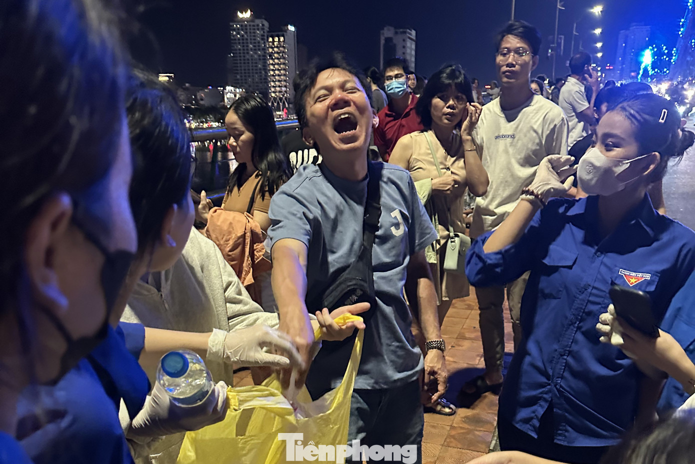 Đinh Thị Soan (sinh viên năm nhất) còn kêu gọi các bạn trong lớp cùng đăng ký tham gia nhặt rác tình nguyện. Theo Soan, khi mỗi người cùng chung tay dọn rác sẽ nâng cao được ý thức của mọi người xung quanh. Qua đó cũng giúp các cô chú nhân viên dọn vệ sinh môi trường bớt đi phần nào vất vả. “Thấy chúng em dọn rác, rất nhiều du khách họ cũng chung tay làm cùng. Điều đó rất ý nghĩa vì đã lan toả được ý thức giữ gìn và bảo vệ môi trường, cũng là động lực để em tham gia nhặt rác tình nguyện trong nhiều đêm tiếp theo”, Đinh Thị Soan (Trường Cao đẳng Đại Việt Đà Nẵng) bày tỏ. Đinh Thị Soan (sinh viên năm nhất) còn kêu gọi các bạn trong lớp cùng đăng ký tham gia nhặt rác tình nguyện. Theo Soan, khi mỗi người cùng chung tay dọn rác sẽ nâng cao được ý thức của mọi người xung quanh. Qua đó cũng giúp các cô chú nhân viên dọn vệ sinh môi trường bớt đi phần nào vất vả. “Thấy chúng em dọn rác, rất nhiều du khách họ cũng chung tay làm cùng. Điều đó rất ý nghĩa vì đã lan toả được ý thức giữ gìn và bảo vệ môi trường, cũng là động lực để em tham gia nhặt rác tình nguyện trong nhiều đêm tiếp theo”, Đinh Thị Soan (Trường Cao đẳng Đại Việt Đà Nẵng) bày tỏ.