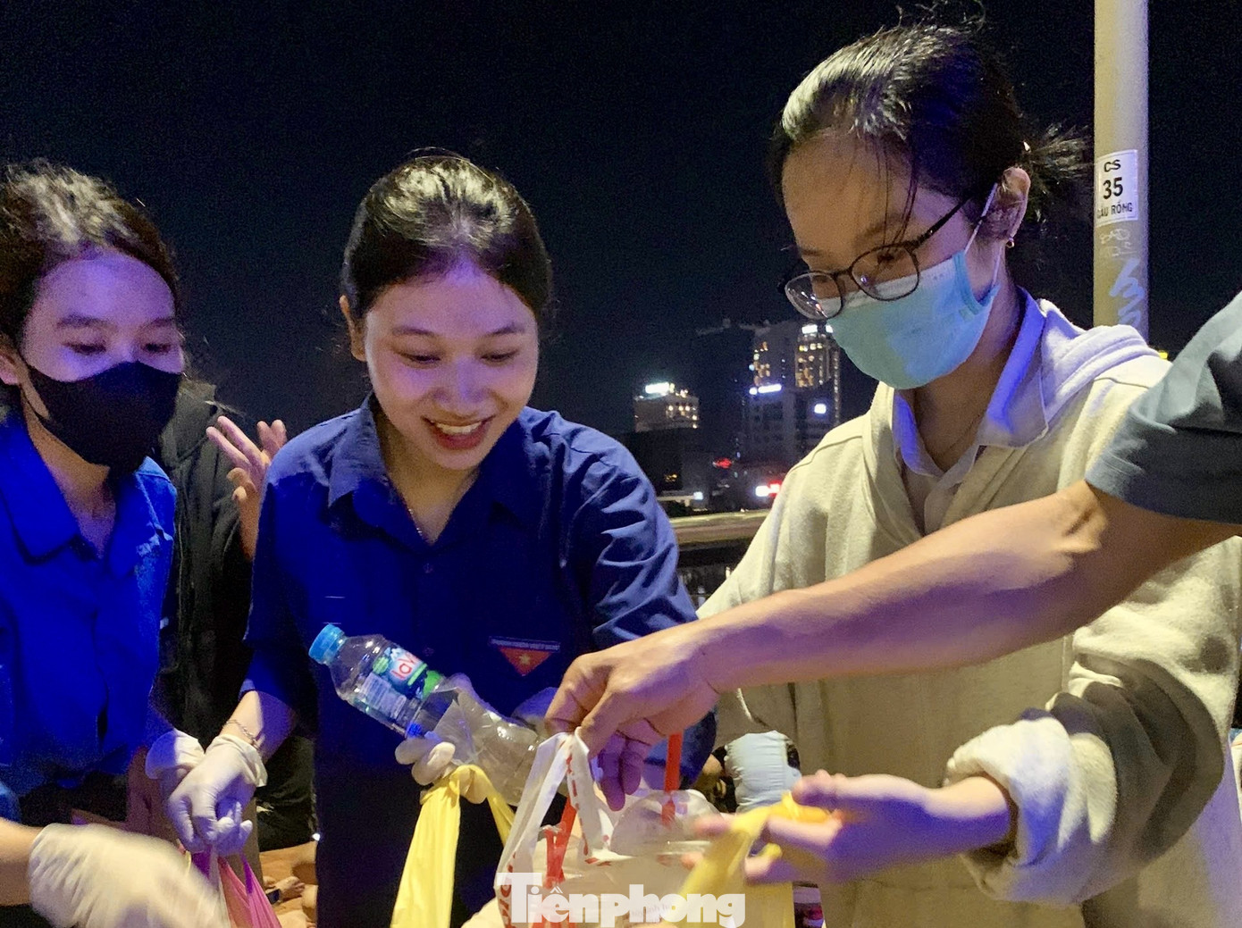 Lễ hội pháo hoa quốc tế Đà Nẵng năm nay diễn ra từ 31/5 – 12/7, vào thứ 7 hàng tuần. Mỗi đêm bắn, thành phố đón hàng ngàn du khách đổ về hai bên bờ sông Hàn để xem, lượng rác theo đó rất lớn. Nhờ những đôi tay của các bạn trẻ tình nguyện nhặt rác cùng lực lượng vệ sinh môi trường mà sau đại tiệc ánh sáng giữa bầu trời, thành phố nhanh chóng sạch lên. Hành động này cũng nâng cao ý thức gìn giữ môi trường cho mỗi người dân, du khách. Lễ hội pháo hoa quốc tế Đà Nẵng năm nay diễn ra từ 31/5 – 12/7, vào thứ 7 hàng tuần. Mỗi đêm bắn, thành phố đón hàng ngàn du khách đổ về hai bên bờ sông Hàn để xem, lượng rác theo đó rất lớn. Nhờ những đôi tay của các bạn trẻ tình nguyện nhặt rác cùng lực lượng vệ sinh môi trường mà sau đại tiệc ánh sáng giữa bầu trời, thành phố nhanh chóng sạch lên. Hành động này cũng nâng cao ý thức gìn giữ môi trường cho mỗi người dân, du khách.