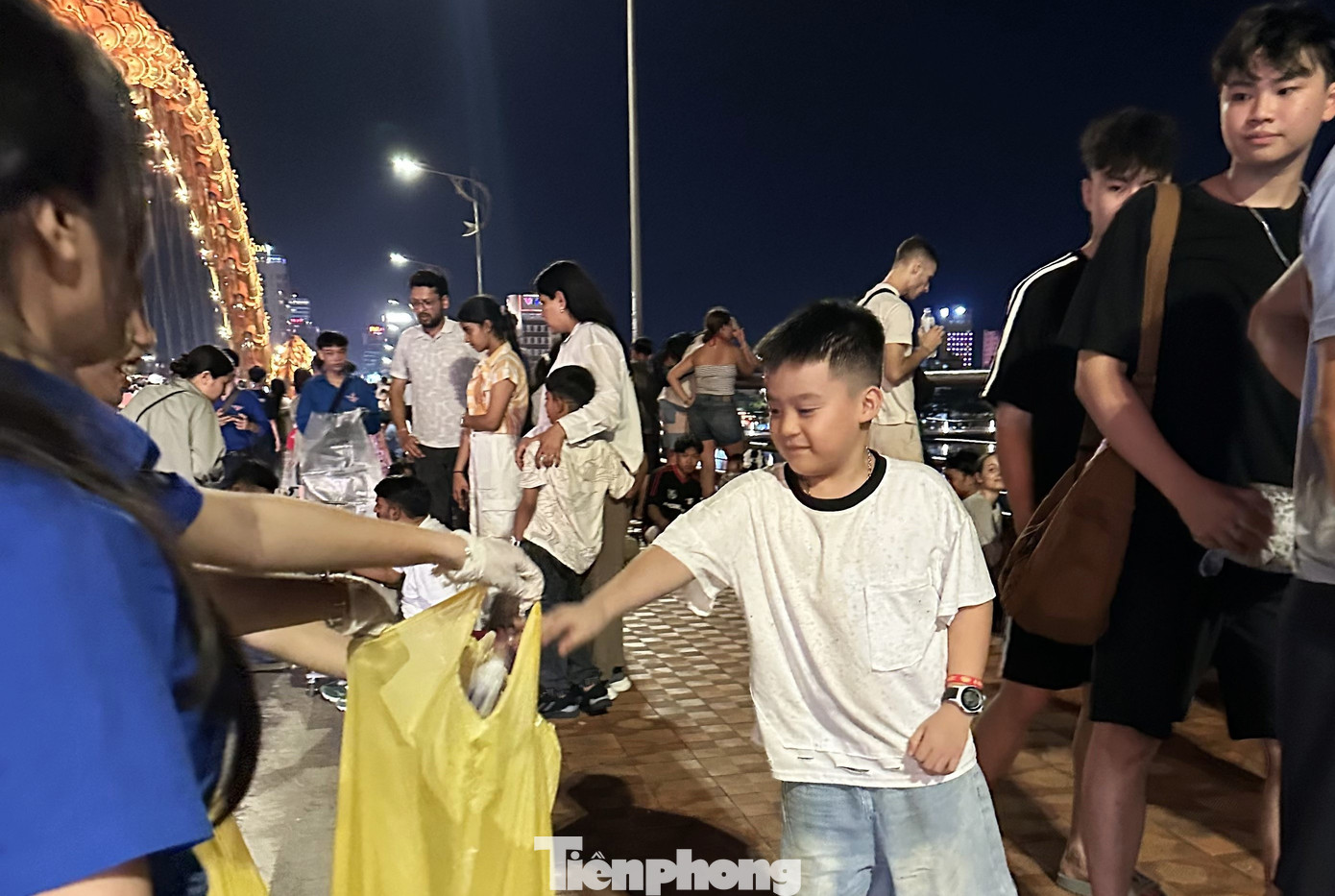 Một em bé nhặt rác cùng các tình nguyện viên. Phan Nguyễn Thanh Uyên (sinh viên năm 2, chuyên ngành Sư phạm Mầm non) cho biết đây là lần thứ hai đi nhặt rác sau khi bắn pháo hoa. Với Uyên, đây là một cơ hội tuyệt vời để em và các bạn lan tỏa ý thức bảo vệ môi trường, lan tỏa những hình ảnh đẹp của đất nước Việt Nam và con người Đà Nẵng nói riêng đến du khách. Một em bé nhặt rác cùng các tình nguyện viên. Phan Nguyễn Thanh Uyên (sinh viên năm 2, chuyên ngành Sư phạm Mầm non) cho biết đây là lần thứ hai đi nhặt rác sau khi bắn pháo hoa. Với Uyên, đây là một cơ hội tuyệt vời để em và các bạn lan tỏa ý thức bảo vệ môi trường, lan tỏa những hình ảnh đẹp của đất nước Việt Nam và con người Đà Nẵng nói riêng đến du khách.