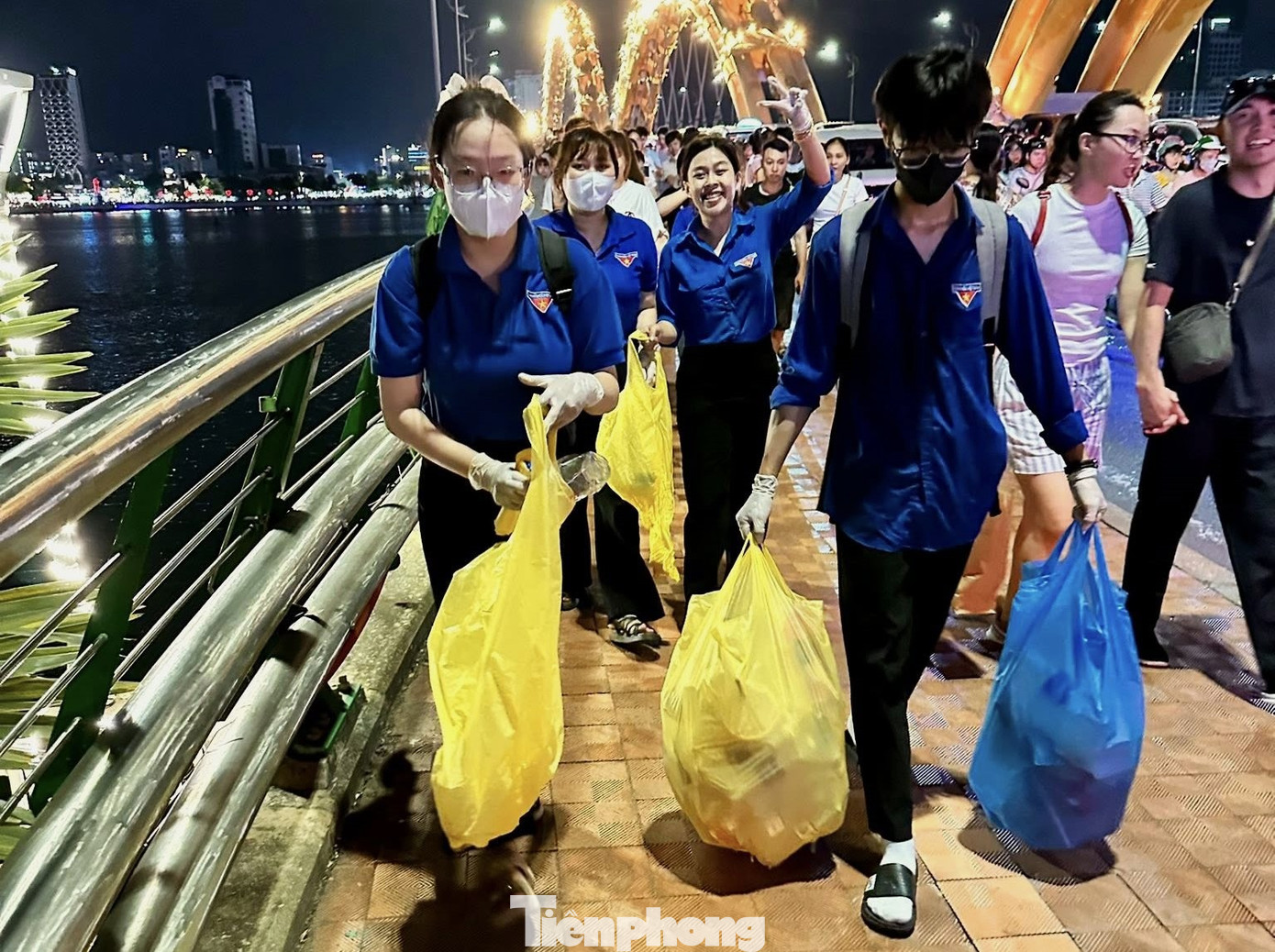 Rác sẽ tập kết ở hai đầu cầu Rồng và một điểm trên cầu Rồng để công nhân dễ thu gom, dọn dẹp. Rác sẽ tập kết ở hai đầu cầu Rồng và một điểm trên cầu Rồng để công nhân dễ thu gom, dọn dẹp.