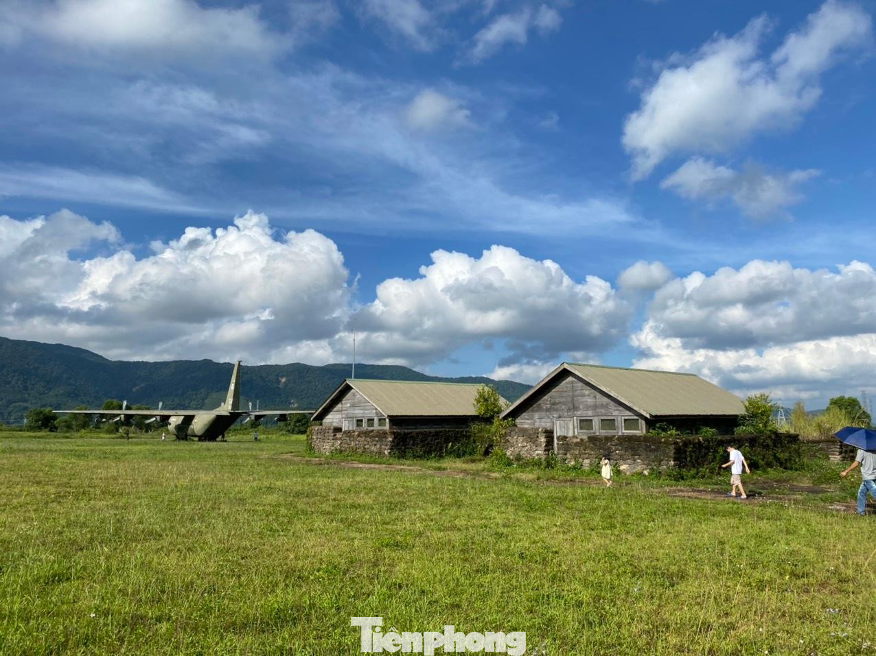 Di tích lịch sử Sân bay Tà Cơn (thôn Hòa Thành xã Tân Hợp, huyện Hướng Hóa) cũng níu chân du khách những ngày lễ này. Di tích lịch sử Sân bay Tà Cơn (thôn Hòa Thành xã Tân Hợp, huyện Hướng Hóa) cũng níu chân du khách những ngày lễ này.