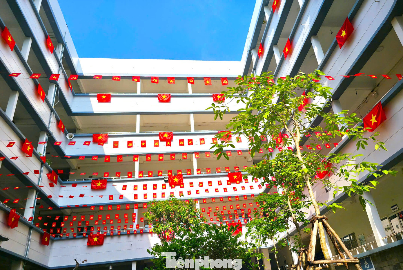 Khối phòng học của Trường Đại học Ngoại ngữ (Đại học Đà Nẵng) khoác áo cờ Tổ quốc khắp các tầng những ngày qua. Trần Thị Tâm (sinh viên năm 2) chia sẻ những lá cờ tung bay nhắc nhở Tâm về thời khắc lịch sử 30/4/1975. "Cả nước hướng về lễ kỷ niệm thống nhất đất nước, em cũng rất muốn vào TP. Hồ Chí Minh xem diễu binh, diễu hành, tiếc là không đi được. Tuy nhiên tại trường trang trí cờ Tổ quốc mừng ngày 30/4 nên em vẫn cảm nhận được khí thế hào hùng, niềm hạnh phúc của dân tộc", Tâm nói. Ảnh: Thanh Hiền.