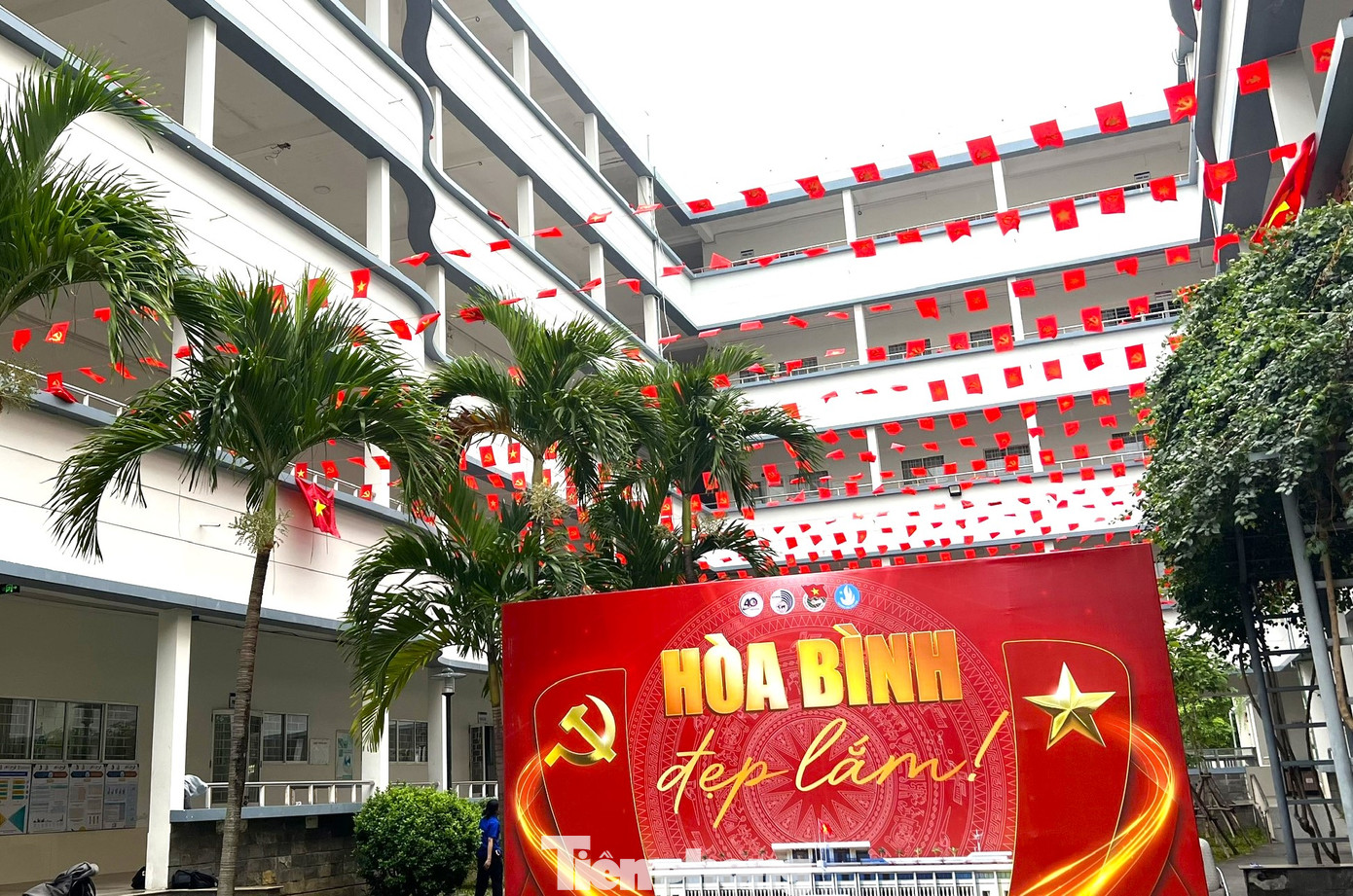 "Hoà bình đẹp lắm", nhưng được đổi bằng máu xương bao người.