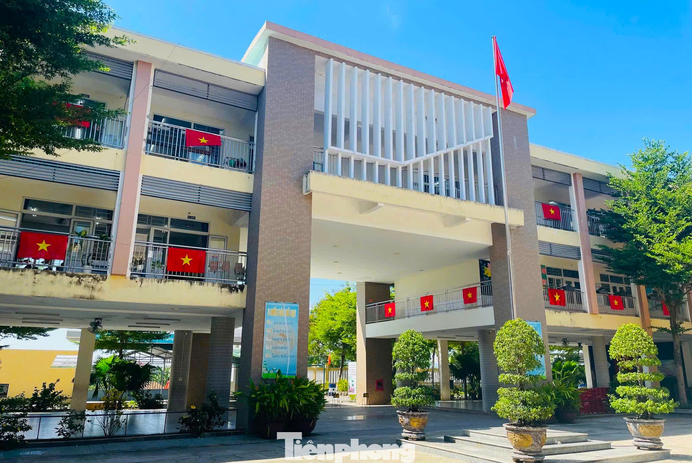 Trường Tiểu học Trần Nhân Tông (quận Cẩm Lệ) rực rỡ sắc cờ. Cô Nguyễn Thị Yến, Hiệu trưởng nhà trường nhìn nhận lá cờ đỏ sao vàng là biểu tượng thiêng liêng của lòng yêu nước, niềm tự hào dân tộc và tinh thần độc lập, tự do.