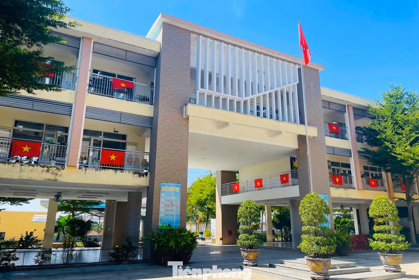 Trường Tiểu học Trần Nhân Tông (quận Cẩm Lệ) rực rỡ sắc cờ. Cô Nguyễn Thị Yến, Hiệu trưởng nhà trường nhìn nhận lá cờ đỏ sao vàng là biểu tượng thiêng liêng của lòng yêu nước, niềm tự hào dân tộc và tinh thần độc lập, tự do.