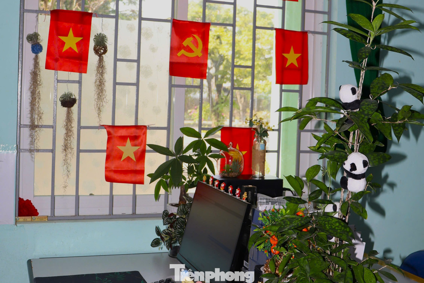 Thầy Ngô Phi Hà, Trường Cao đẳng Lương thực thực phẩm cho hay nhà trường treo cờ Tổ quốc quanh khuôn viên và trong các phòng làm việc. "Đây là hành động thể hiện lòng biết ơn sâu sắc đối với những hy sinh của cha ông để bảo vệ hòa bình và thống nhất đất nước. Màu cờ đỏ sao vàng rực rỡ tung bay trên khắp khuôn viên trường gợi nhắc về niềm tự hào, tinh thần đoàn kết của dân tộc, từ đó nhắc nhở mỗi người cùng chung tay xây dựng đất nước phồn vinh", thầy nói.