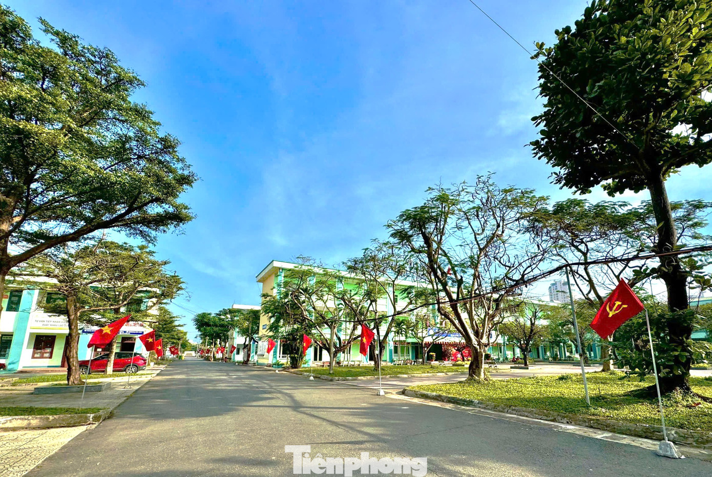 Thầy Ngô Phi Hà, Trường Cao đẳng Lương thực thực phẩm cho hay nhà trường treo cờ Tổ quốc quanh khuôn viên và trong các phòng làm việc. "Đây là hành động thể hiện lòng biết ơn sâu sắc đối với những hy sinh của cha ông để bảo vệ hòa bình và thống nhất đất nước. Màu cờ đỏ sao vàng rực rỡ tung bay trên khắp khuôn viên trường gợi nhắc về niềm tự hào, tinh thần đoàn kết của dân tộc, từ đó nhắc nhở mỗi người cùng chung tay xây dựng đất nước phồn vinh", thầy nói.