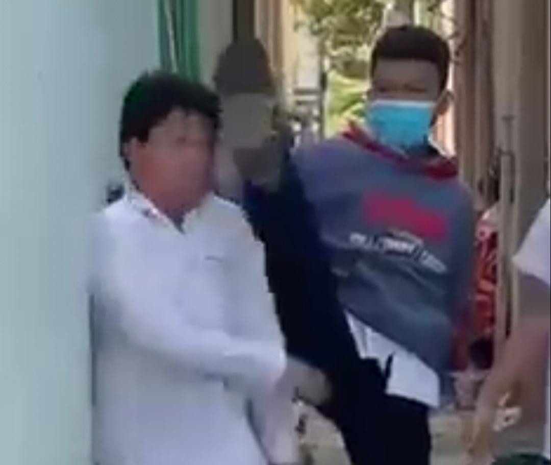 Học sinh thẳng chân đá vào mặt bạn. Ảnh cắt từ clip. Học sinh thẳng chân đá vào mặt bạn. Ảnh cắt từ clip.