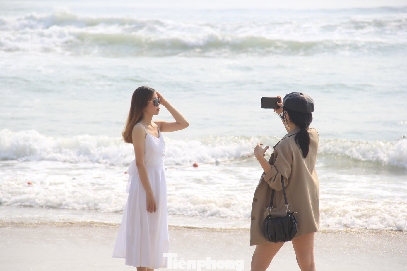 Du khách dạo chơi, chụp ảnh trên biển Đà Nẵng. Để đón khách dịp này, hơn 700 người là nhân viên Sở TN&amp;MT, Sở Du lịch, các hướng dẫn viên, sinh viên…đã cùng chung tay làm sạch bãi biển.