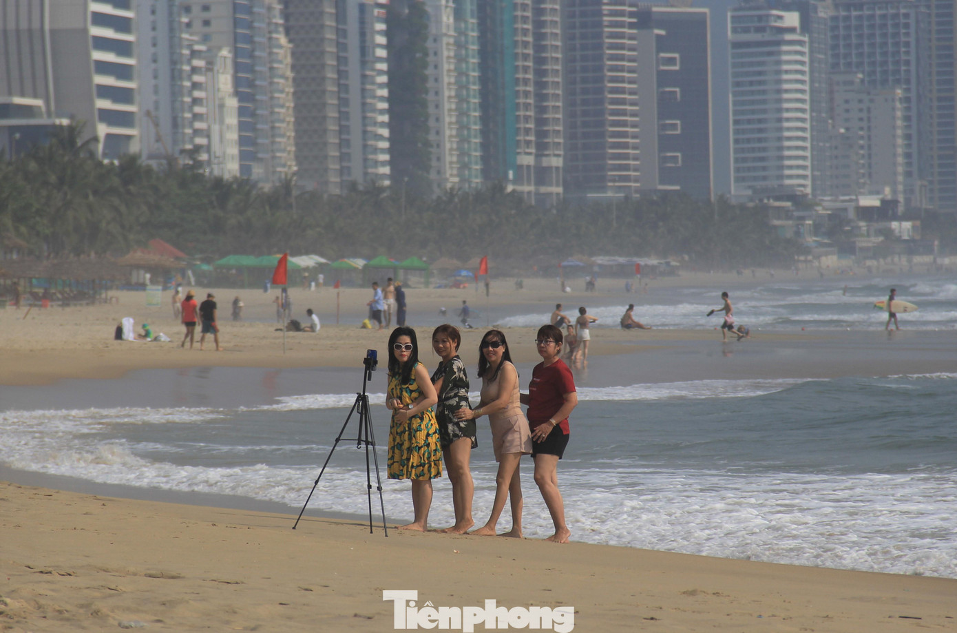 Mặc dù không phải giờ cao điểm vào sáng sớm và cuối chiều nhưng các bãi biển Đà Nẵng luôn có người xuống tắm, vui chơi.