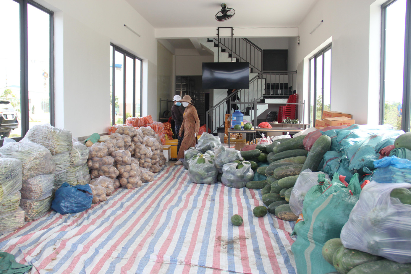 Anh Mậu Vương (Đà Nẵng) cho biết chuyến xe này do CLB xe bán tải Đà Nẵng, những tình nguyện viên và nhiều tấm lòng ở tỉnh Quảng Nam đóng góp. Toàn bộ rau, củ, quả, thức ăn chế biến sẵn, mì tôm…được tập kết về một đầu mối tại quận Liên Chiểu. Mọi người cùng tới đây phân loại, đóng gói và bốc xếp lên xe. Anh Mậu Vương (Đà Nẵng) cho biết chuyến xe này do CLB xe bán tải Đà Nẵng, những tình nguyện viên và nhiều tấm lòng ở tỉnh Quảng Nam đóng góp. Toàn bộ rau, củ, quả, thức ăn chế biến sẵn, mì tôm…được tập kết về một đầu mối tại quận Liên Chiểu. Mọi người cùng tới đây phân loại, đóng gói và bốc xếp lên xe.