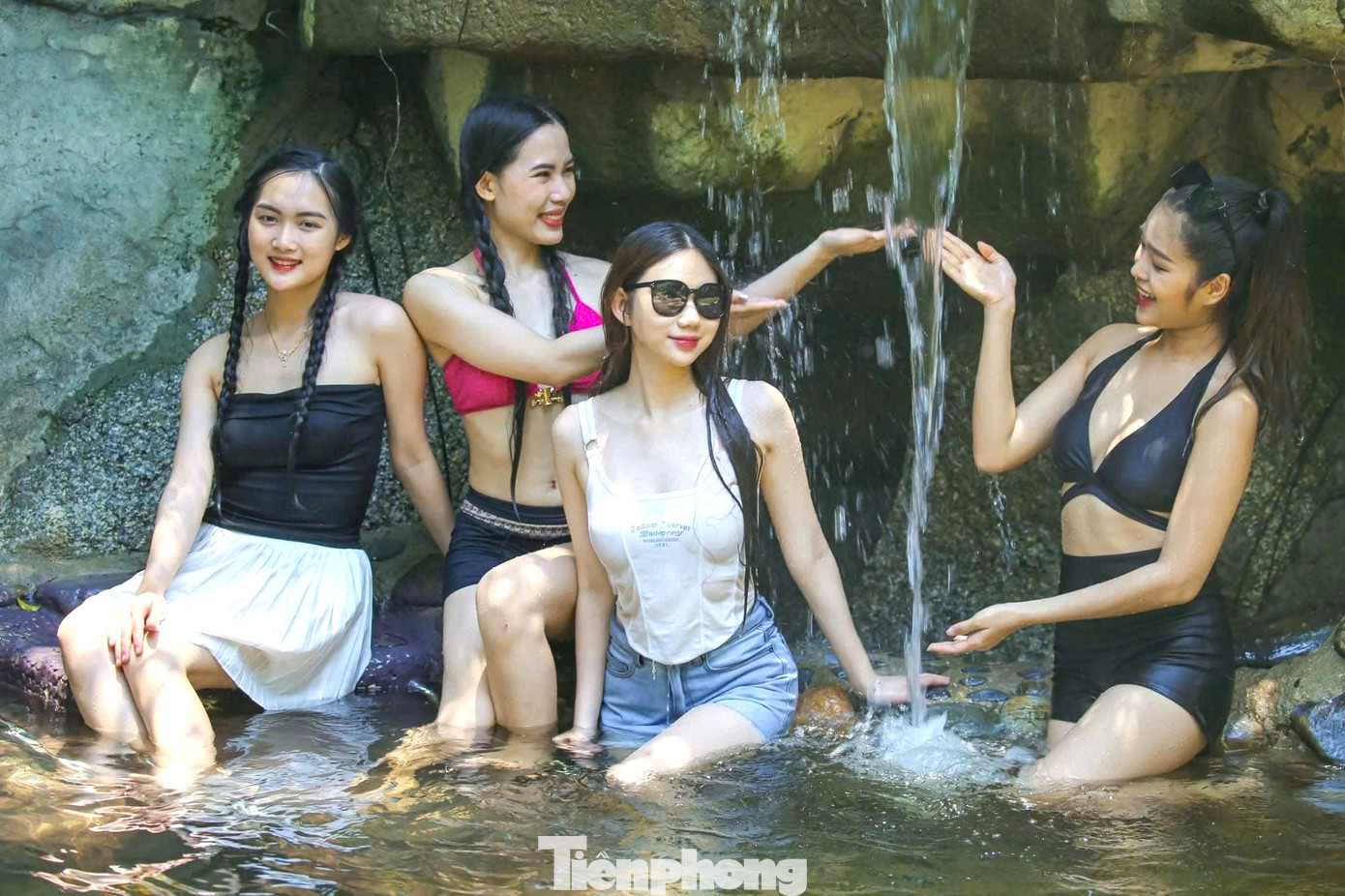 Các khu điểm vui chơi tấp nập khách. Những ngày qua lượng người đến vui chơi tại công viên nước Mikazuki đông đúc, ngày 7/4 dự kiến đón khoảng 3.000 lượt khách. Các khu điểm vui chơi tấp nập khách. Những ngày qua lượng người đến vui chơi tại công viên nước Mikazuki đông đúc, ngày 7/4 dự kiến đón khoảng 3.000 lượt khách.