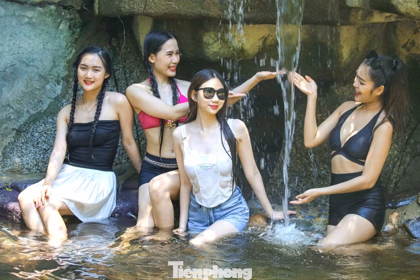 Các khu điểm vui chơi tấp nập khách. Những ngày qua lượng người đến vui chơi tại công viên nước Mikazuki đông đúc, ngày 7/4 dự kiến đón khoảng 3.000 lượt khách.