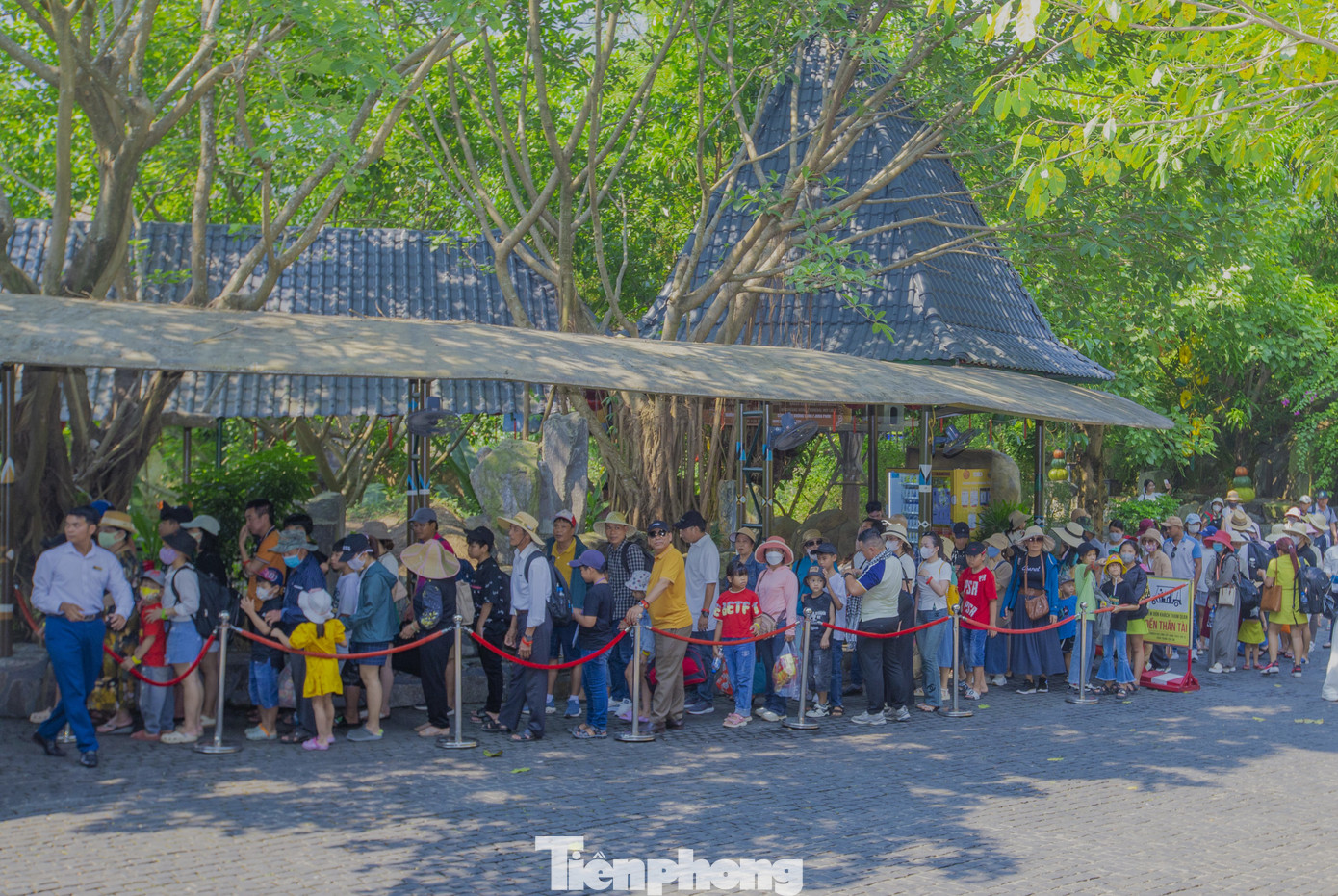 Các khu điểm vui chơi tấp nập khách. Những ngày qua lượng người đến vui chơi tại công viên nước Mikazuki đông đúc, ngày 7/4 dự kiến đón khoảng 3.000 lượt khách. Các khu điểm vui chơi tấp nập khách. Những ngày qua lượng người đến vui chơi tại công viên nước Mikazuki đông đúc, ngày 7/4 dự kiến đón khoảng 3.000 lượt khách.