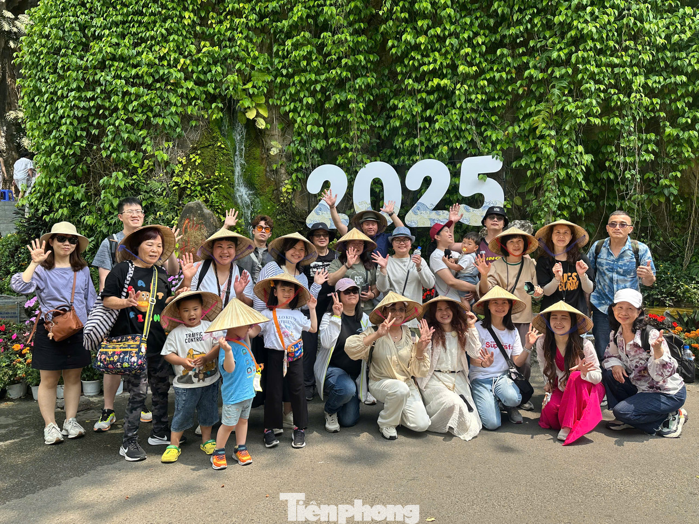 Trao đổi với Tiền Phong ngày 7/4, ông Nguyễn Văn Hiền, Trưởng Ban quản lý Di tích danh thắng Ngũ Hành Sơn cho hay: "Từ 10h sáng trở đi khách bắt đầu đông đúc, dự kiến hôm nay sẽ đón khoảng 7.000 lượt khách. Trong đó khách quốc tế khoảng 70%, nhiều nhất là khách Đài Loan (Trung Quốc), Ấn Độ, châu Âu…". Theo ông, một trong những lý do danh thắng hút khách trong dịp lễ năm nay là nhờ miễn phí vé. Ảnh: T.H. Trao đổi với Tiền Phong ngày 7/4, ông Nguyễn Văn Hiền, Trưởng Ban quản lý Di tích danh thắng Ngũ Hành Sơn cho hay: "Từ 10h sáng trở đi khách bắt đầu đông đúc, dự kiến hôm nay sẽ đón khoảng 7.000 lượt khách. Trong đó khách quốc tế khoảng 70%, nhiều nhất là khách Đài Loan (Trung Quốc), Ấn Độ, châu Âu…". Theo ông, một trong những lý do danh thắng hút khách trong dịp lễ năm nay là nhờ miễn phí vé. Ảnh: T.H.