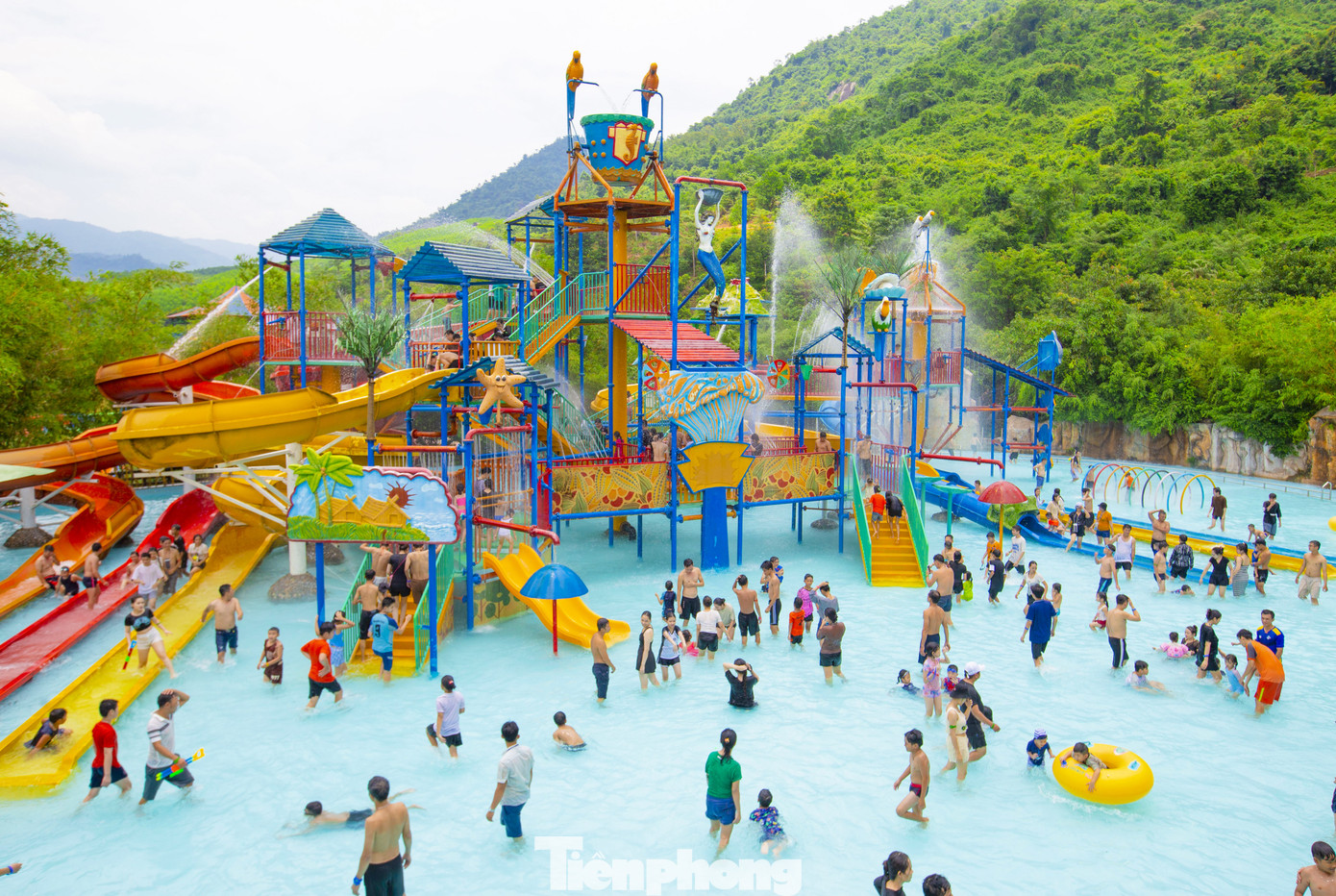 Các khu điểm vui chơi tấp nập khách. Những ngày qua lượng người đến vui chơi tại công viên nước Mikazuki đông đúc, ngày 7/4 dự kiến đón khoảng 3.000 lượt khách. Các khu điểm vui chơi tấp nập khách. Những ngày qua lượng người đến vui chơi tại công viên nước Mikazuki đông đúc, ngày 7/4 dự kiến đón khoảng 3.000 lượt khách.