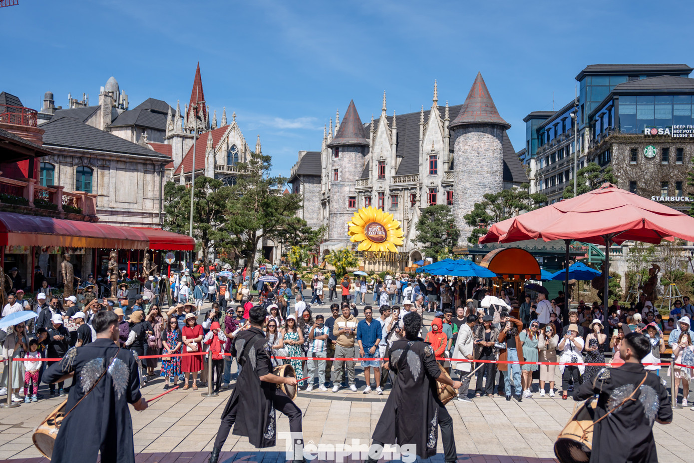 Nhiều khu du lịch lớn như Bà Nà Hills, núi Thần Tài, công viên nước Mikazuki… cũng đón lượng khách khủng. Đại diện Bà Nà Hills cho biết, trong 3 ngày nghỉ lễ giỗ Tổ, lượng khách đến khu du lịch rất đông. Riêng ngày 6/4 đã đón lượng khách khủng với 31.900 lượt - con số kỷ lục từ trước đến nay và gấp 3 lần so với kỳ nghỉ giỗ Tổ năm ngoái. Nhiều khu du lịch lớn như Bà Nà Hills, núi Thần Tài, công viên nước Mikazuki… cũng đón lượng khách khủng. Đại diện Bà Nà Hills cho biết, trong 3 ngày nghỉ lễ giỗ Tổ, lượng khách đến khu du lịch rất đông. Riêng ngày 6/4 đã đón lượng khách khủng với 31.900 lượt - con số kỷ lục từ trước đến nay và gấp 3 lần so với kỳ nghỉ giỗ Tổ năm ngoái.