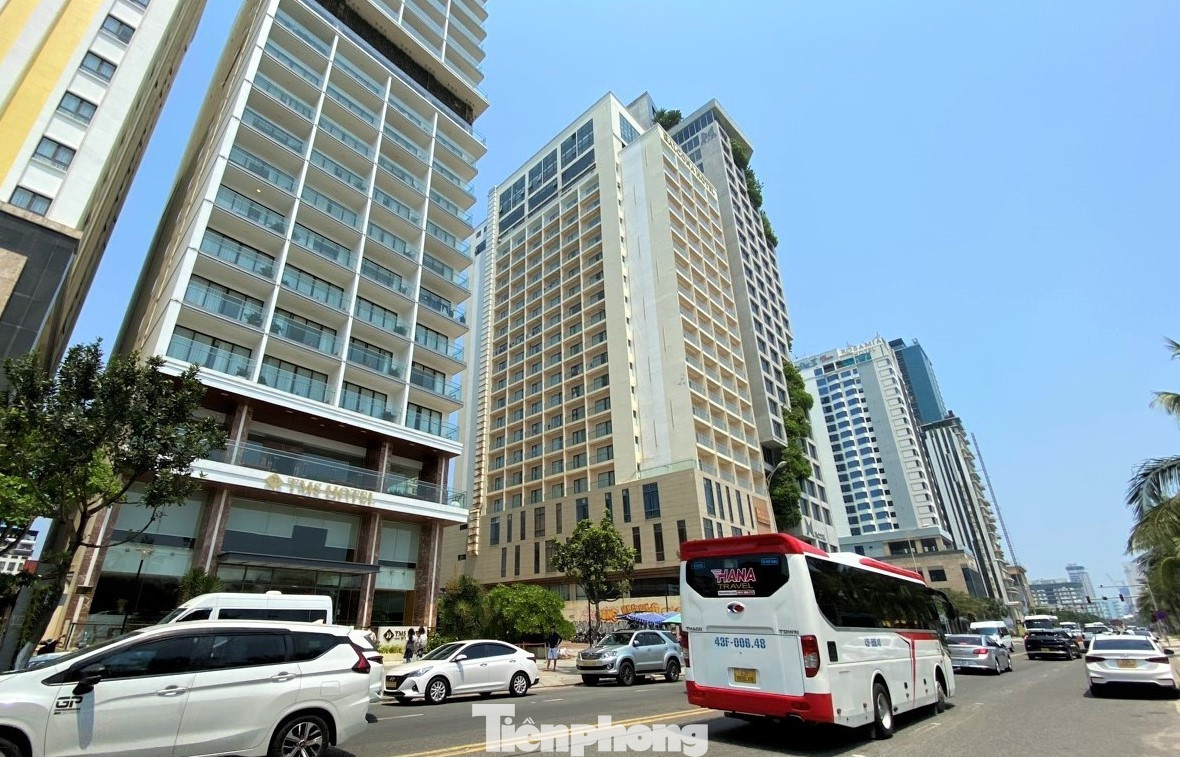 Trong khi đó, các khách sạn cũng đón lượng khách không thua kém, đặc biệt khách đặt phòng từ rất sớm. Bà Bích Hương, đại diện một resort chia sẻ khách đã đặt kín chỗ ở trong cả 3 ngày lễ cách đây gần cả tháng. Trong khi đó, các khách sạn cũng đón lượng khách không thua kém, đặc biệt khách đặt phòng từ rất sớm. Bà Bích Hương, đại diện một resort chia sẻ khách đã đặt kín chỗ ở trong cả 3 ngày lễ cách đây gần cả tháng.