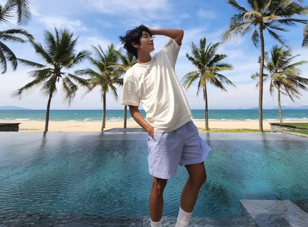 Diễn viên Lee JoonGi bên bờ biển Đà Nẵng.